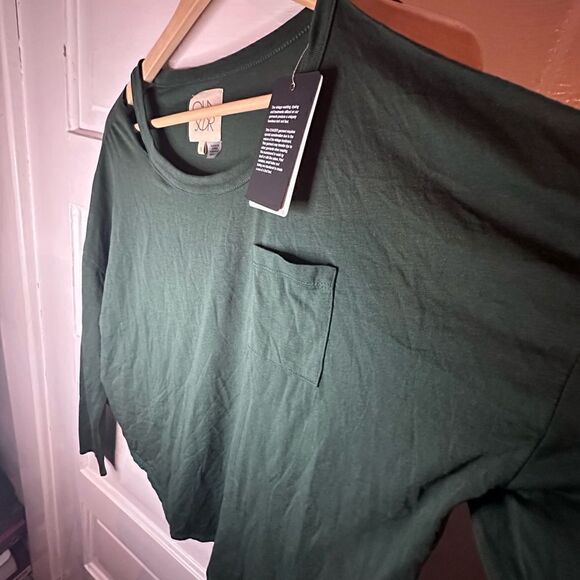 Chaser || NWTs Deconstructed Cold Shoulder Long Sleeve Top Size Small - Picture 4 of 5